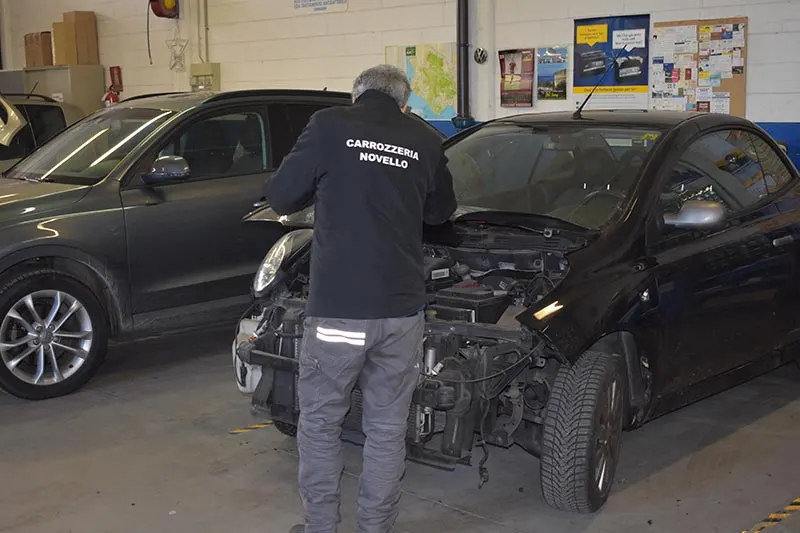 Un carrozziere della Novello al lavoro sul motore di un’auto