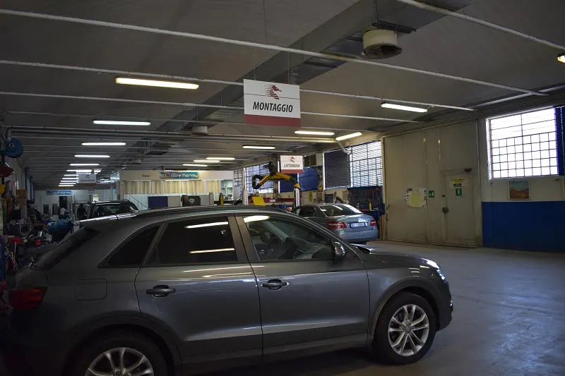 Le auto in lavorazione nella carrozzeria
